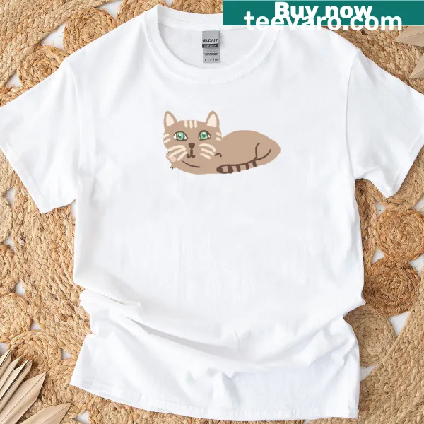 T-shirt with a cute illustration of a cat with green eyes.