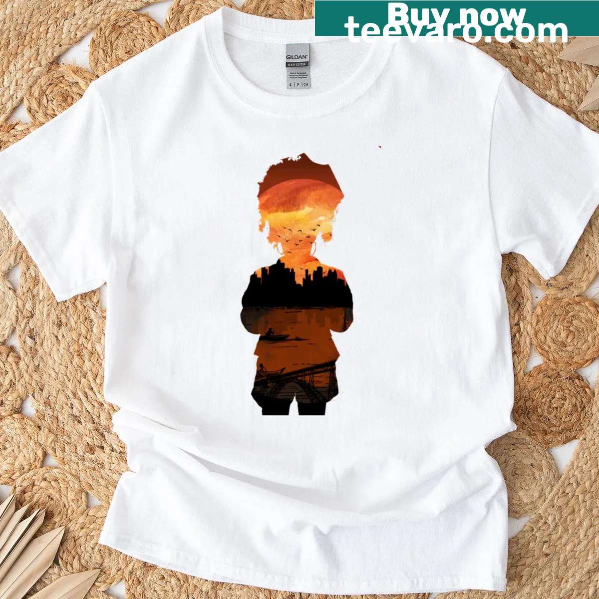 Silhouette of an Afro woman against an urban sunset on T-shirt — on a men's t-shirt