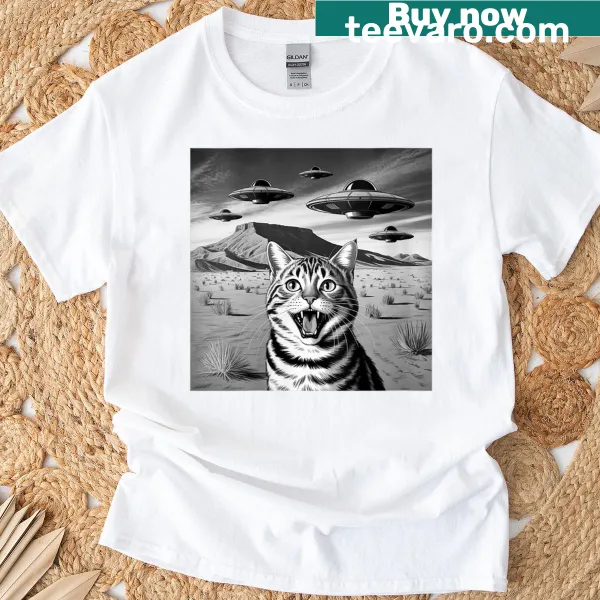 Funny travel t-shirt with cat selfie and UFO design