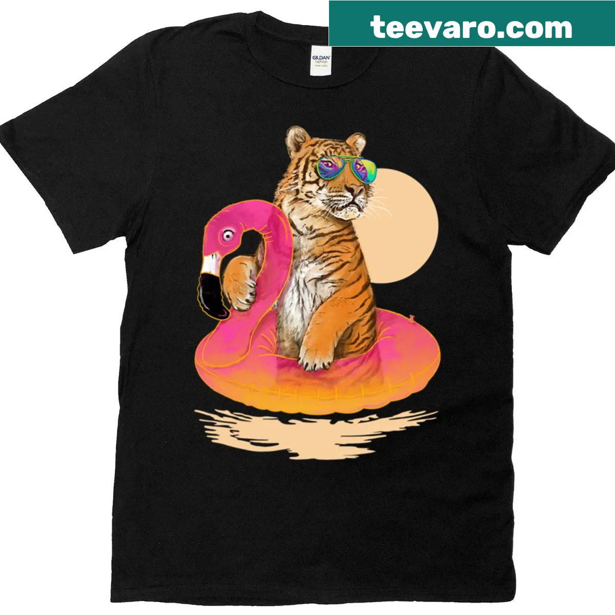 Oversized t-shirt with illustration of flamingo and tiger — on a men's t-shirt