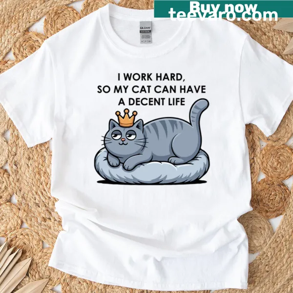 Cute T-shirt depicting a chubby cat with a crown