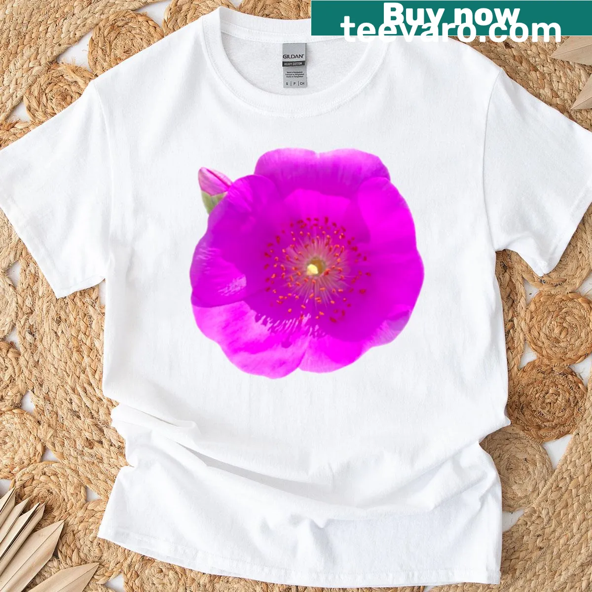 Illustration of Pink Calandrinia Grandiflora flower on a T-shirt — on a men's t-shirt
