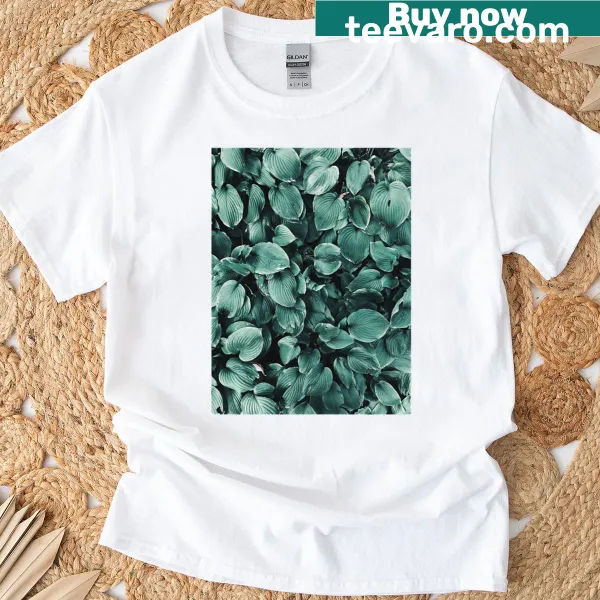 T-shirt with a detailed pattern of green leaves for nature lovers