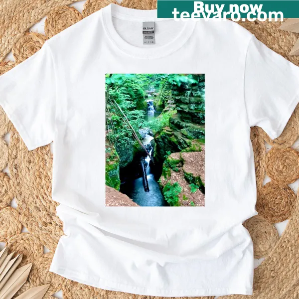 Minimalistic design of Pewits Nest rock formations on t-shirt
