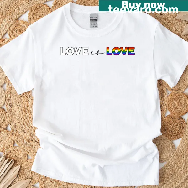 Oversized t-shirt with a sentimental message about love and inclusivity