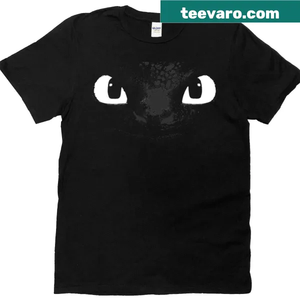 Krokmou/Toothless graphic T-shirt depicting a playful dragon design
