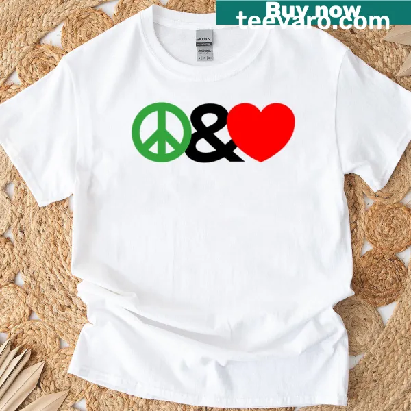 T-shirt with playful Peacelove graphic.