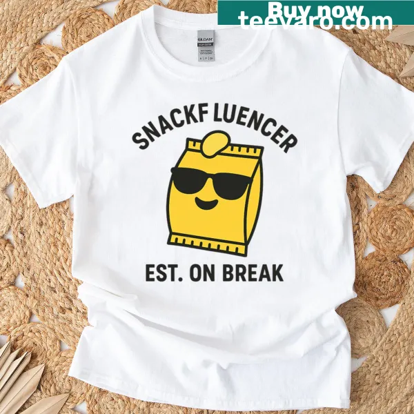Oversized t-shirt with 'Snackfluencer Est On Break' graphic