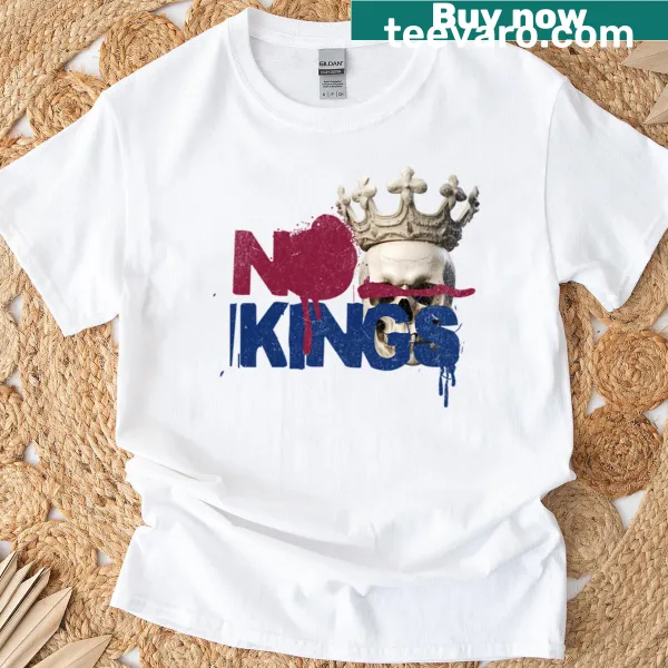 Grunge skull graphic on an anti-monarchy boxy t-shirt