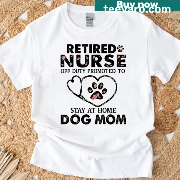 T-shirt declaring 'Dog Mom' in stylish typography