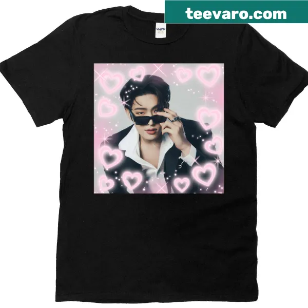 Kpop Mingi selfie T-shirt with pink hearts illustration