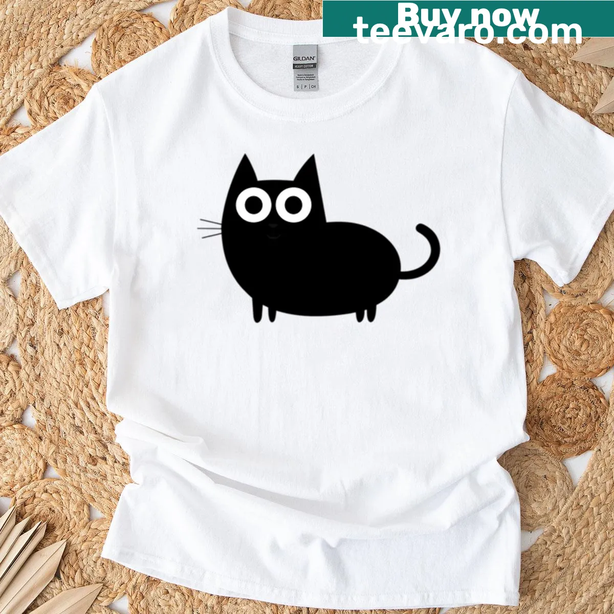 Surprised black cat illustration on a funny t-shirt — on a men's t-shirt