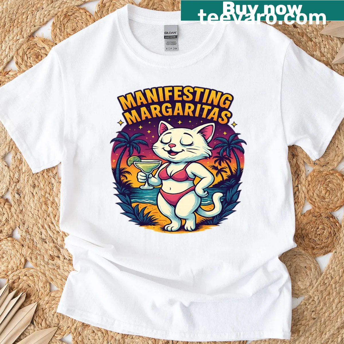 Oversized T-shirt with a cat at the beach and margaritas illustration — on a men's t-shirt