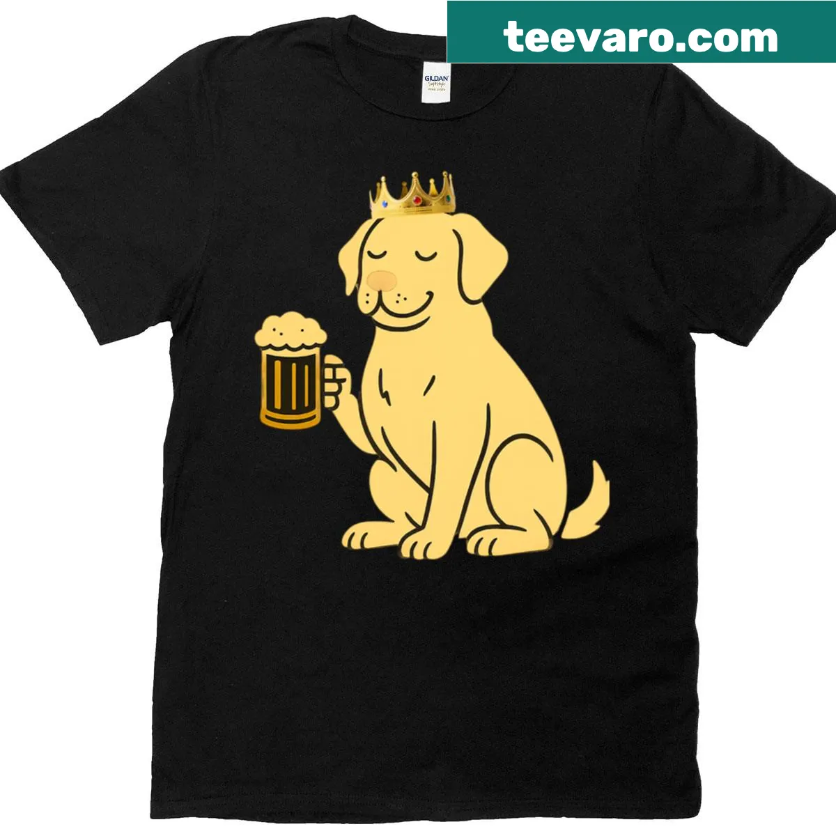 Illustrated crowned dog drinking beer on a funny T-shirt — on a men's t-shirt