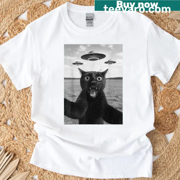 Retro alien selfie t-shirt featuring a black cat and an alien.