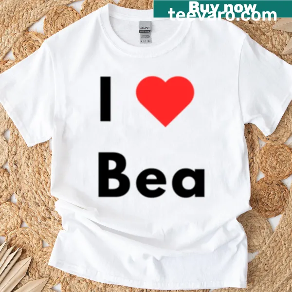 T-shirt with the name Bea in playful lettering