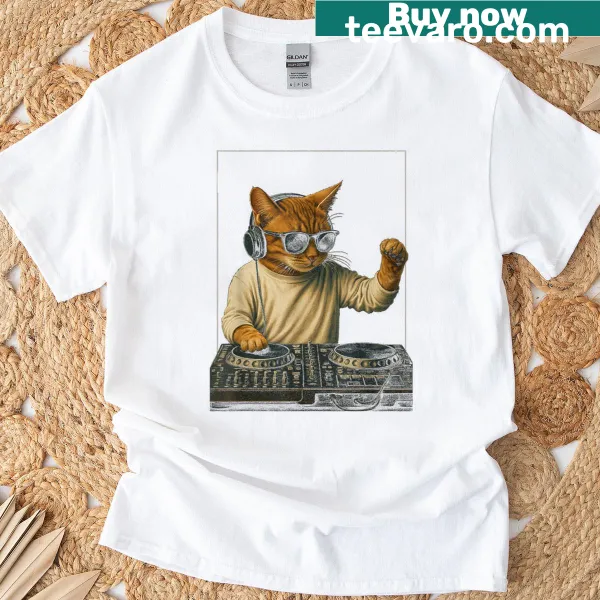 Vintage t-shirt featuring an orange tabby cat playing music