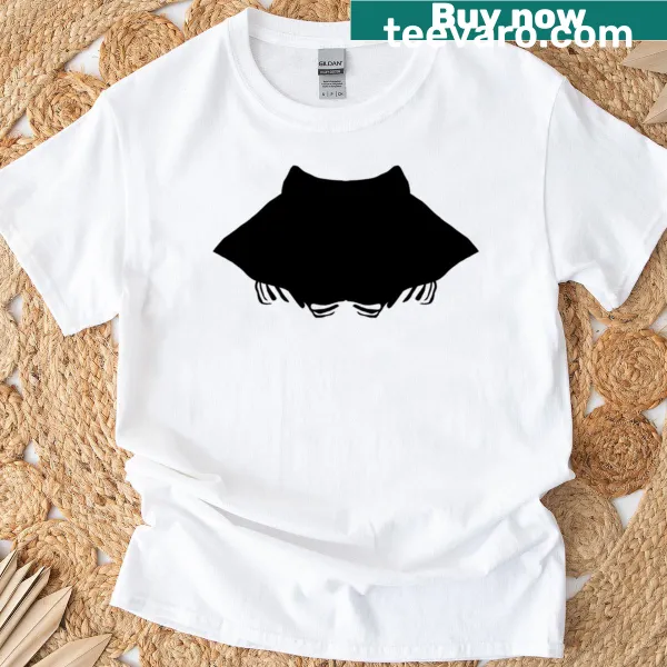 T-shirt featuring a graphic illustration of an arraia