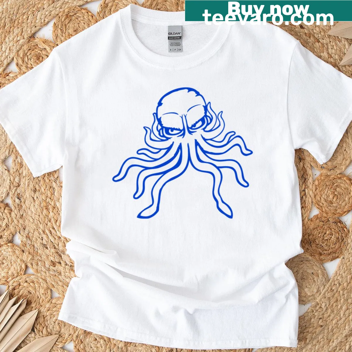 Illustration of octopus and squid on T-shirt — on a men's t-shirt