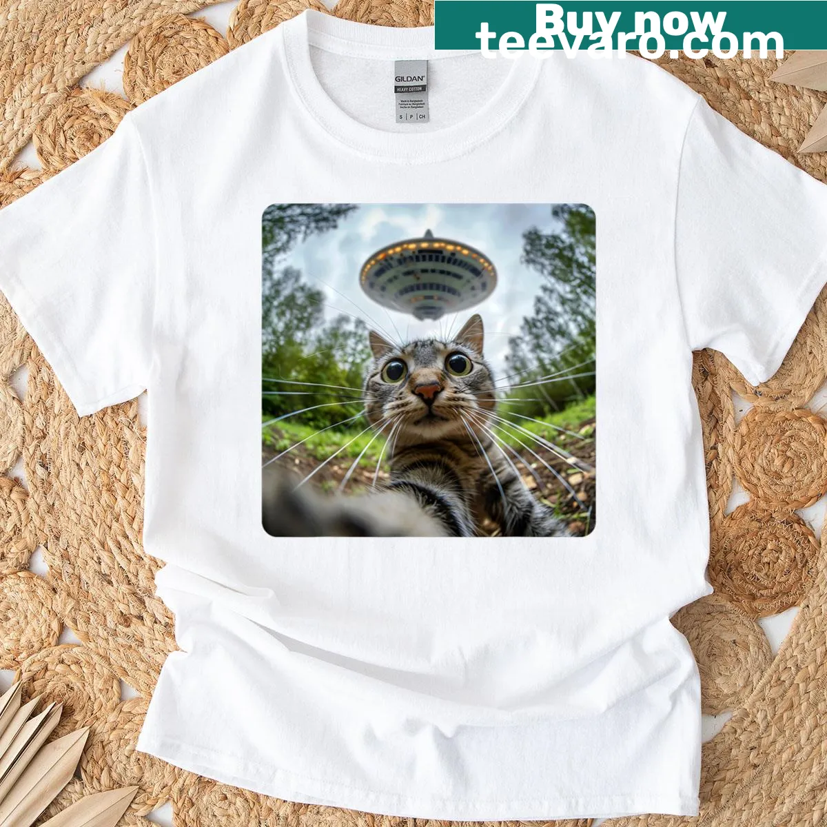 Funny cat selfie with alien graphic t-shirt. — on a men's t-shirt