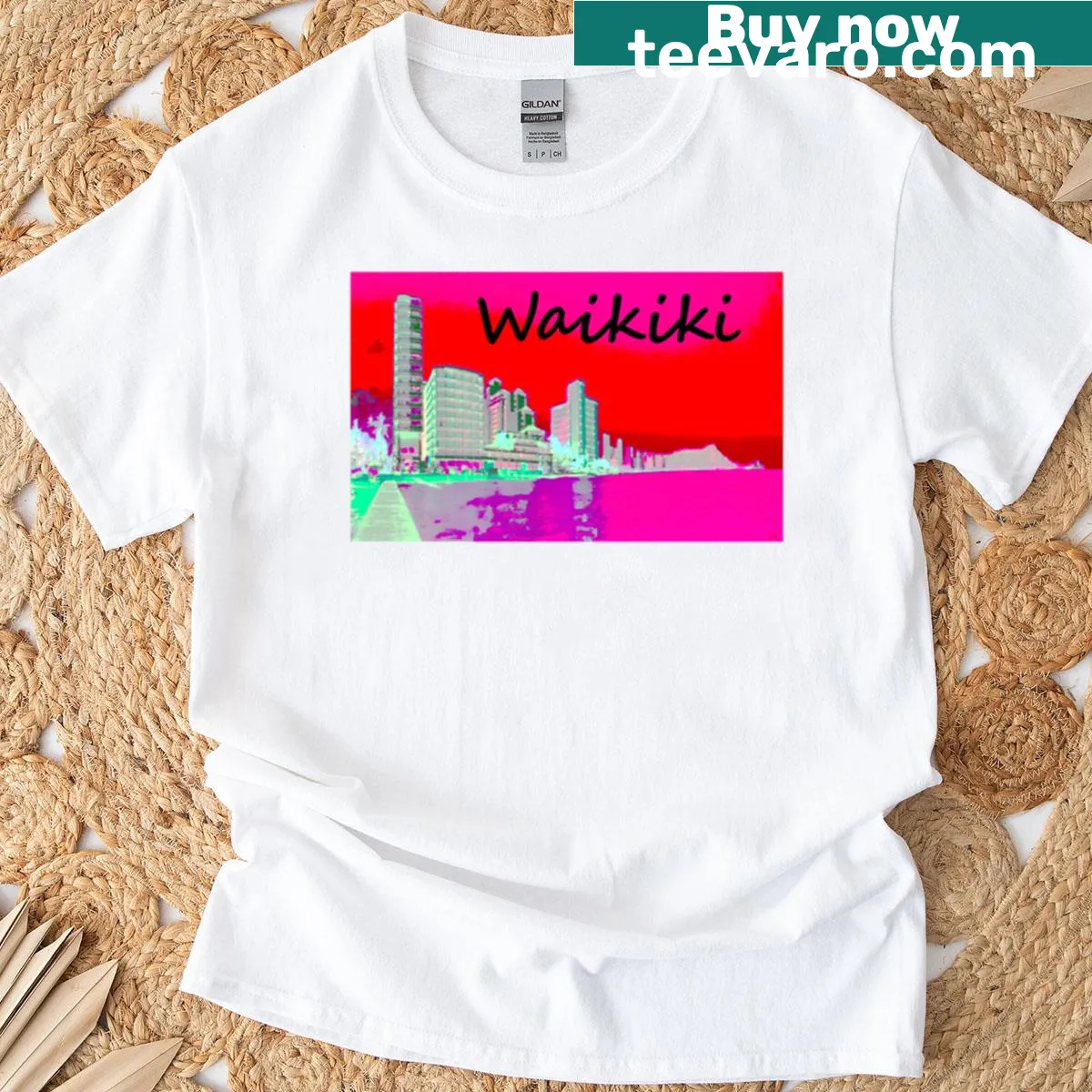 Illustration of Waikiki jetty panorama on T-shirt — on a men's t-shirt