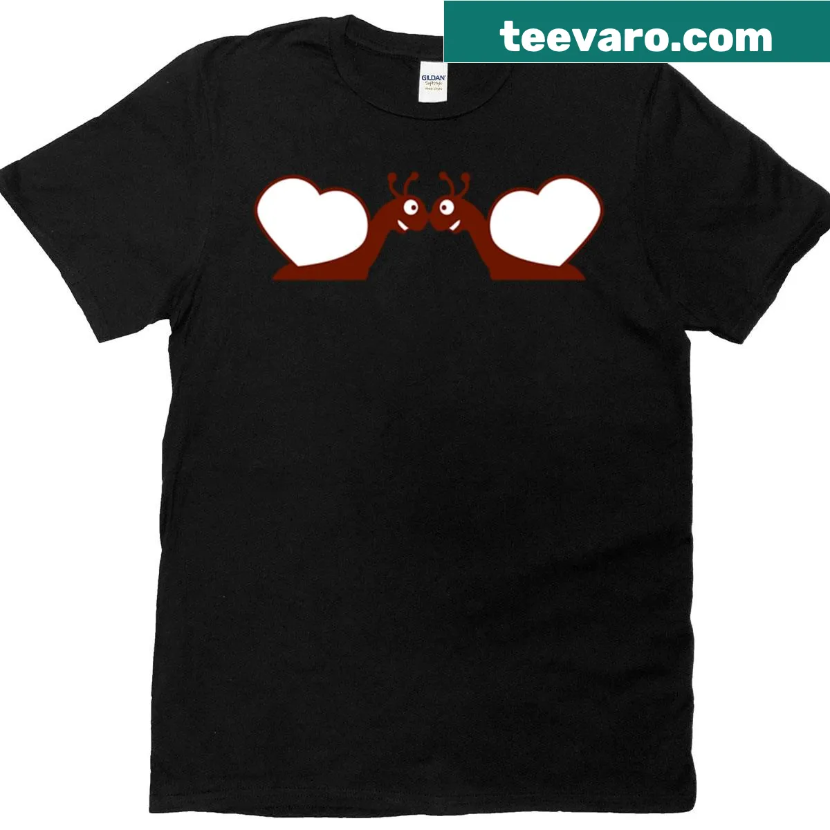 Couple snails forming a heart on a romantic t-shirt — on a men's t-shirt