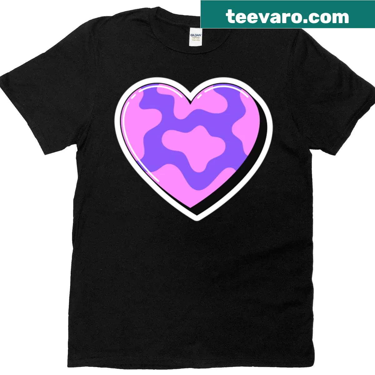 Cartoon heart with liquid texture in pop art style on a t-shirt. — on a men's t-shirt