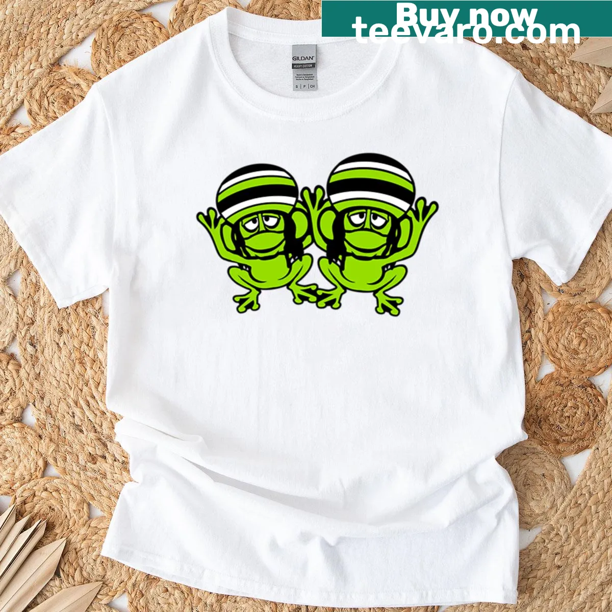 Cartoon frogs in reggae hats on a t-shirt for music fans — on a men's t-shirt