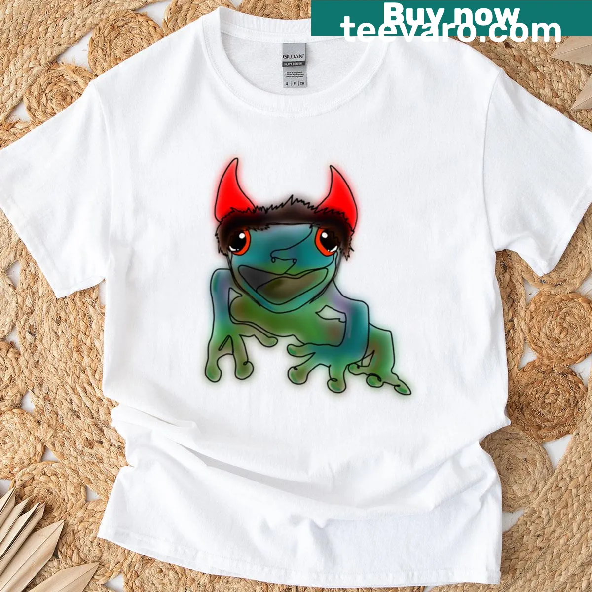 Mischievous frog with devil horns illustration on oversized t-shirt — on a men's t-shirt