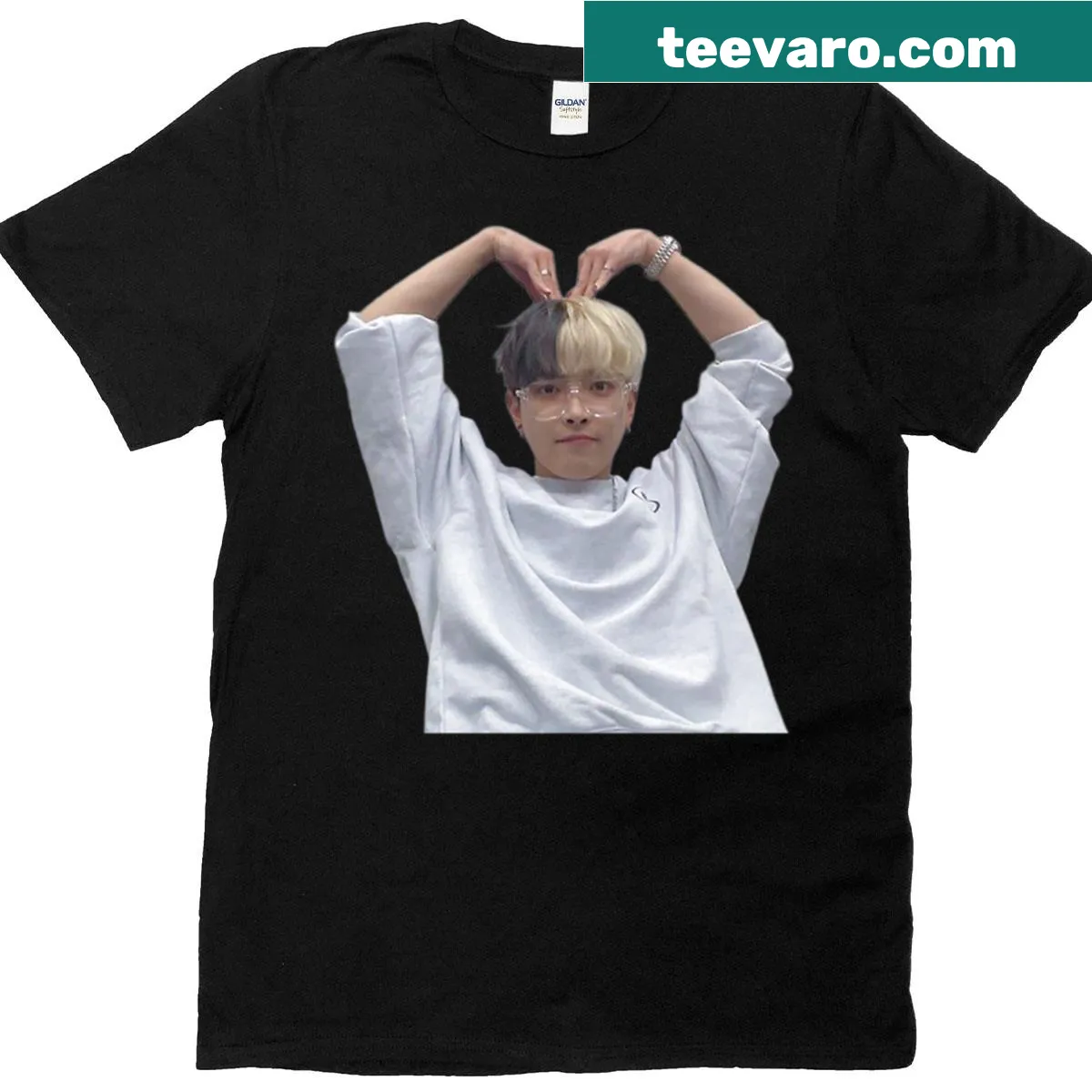 Illustration of Hongjoong making a heart with his hands on a t-shirt — on a men's t-shirt