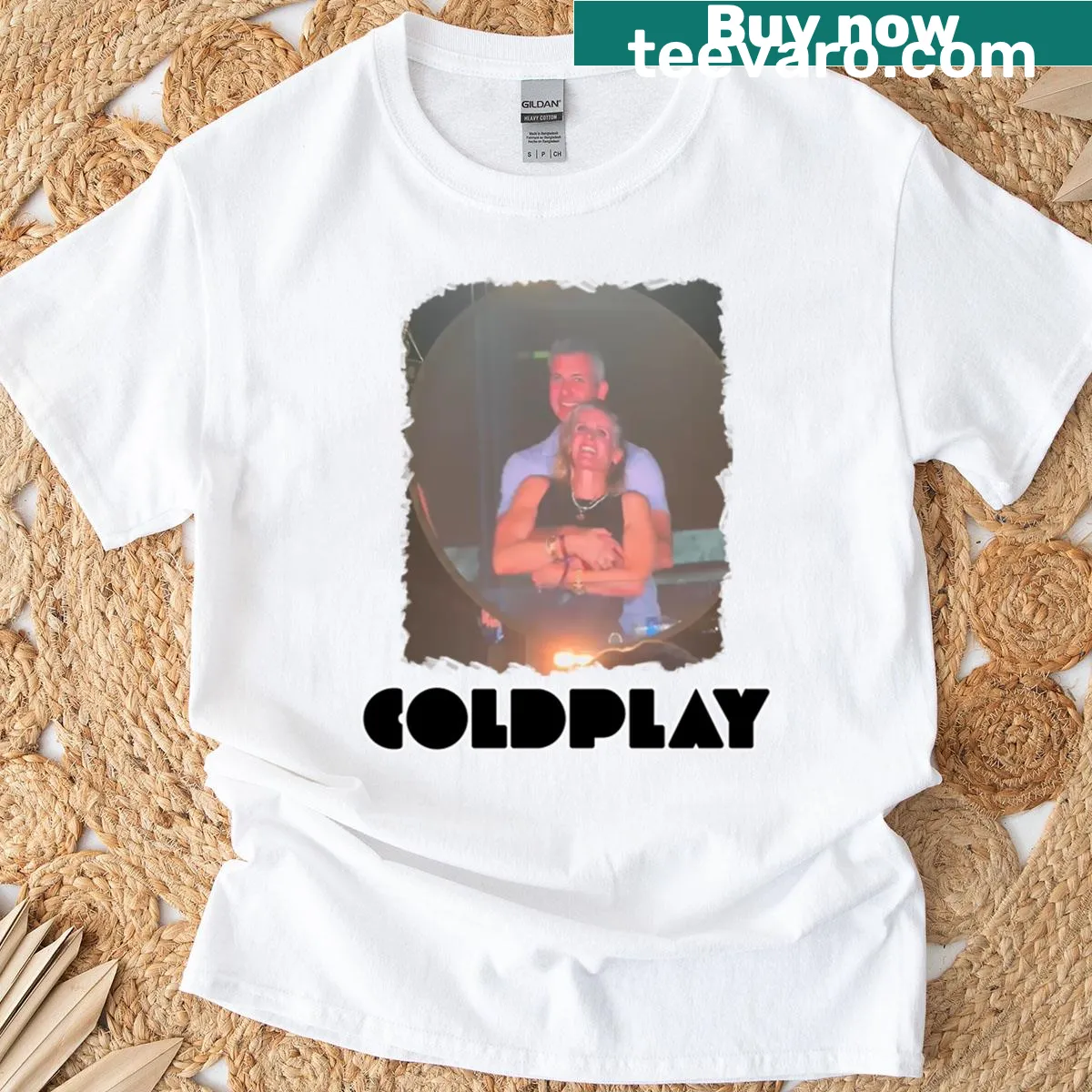 Cute couple illustration enjoying a concert on an oversized T-shirt — on a men's t-shirt