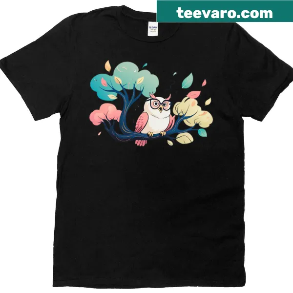 Fitted scoop T-shirt featuring a joyful cartoon owl illustration