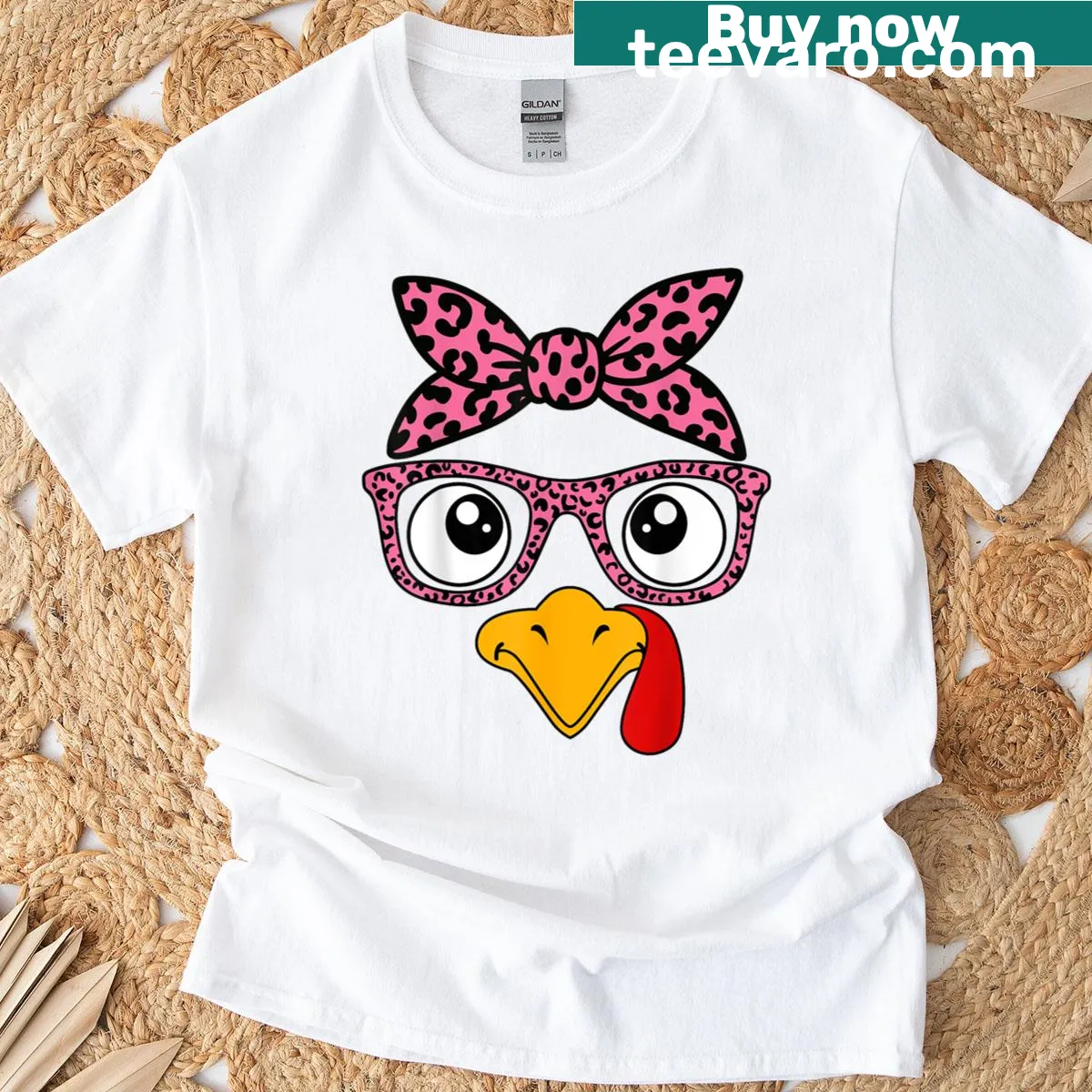Cartoon turkey with leopard print glasses on a Thanksgiving t-shirt — on a men's t-shirt