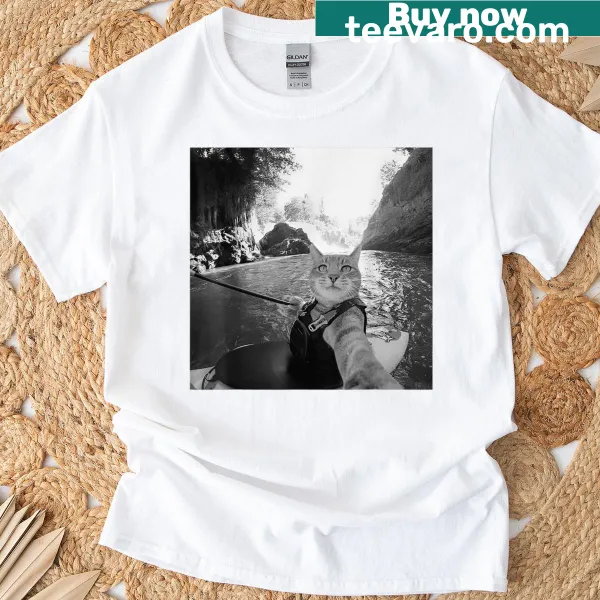 Humorous T-shirt with a cat selfie on a sailing boat
