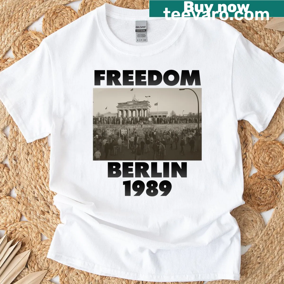 T-shirt with an illustration commemorating the Fall of the Berlin Wall. — on a men's t-shirt