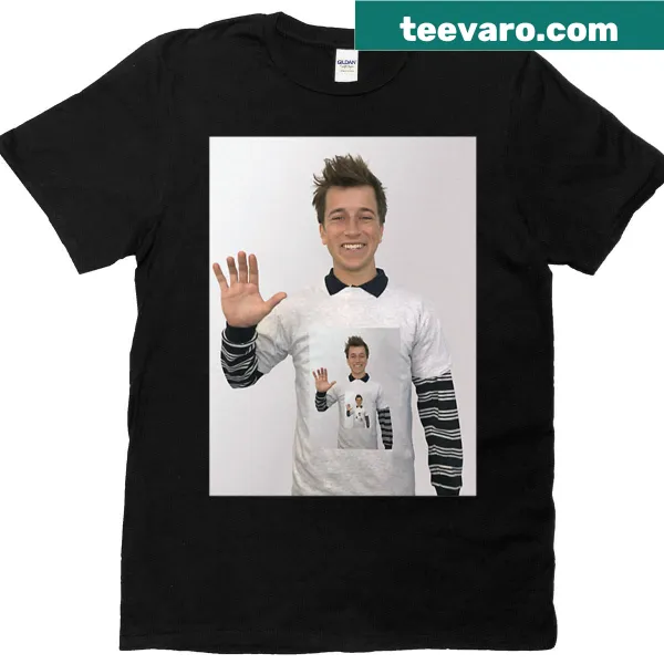 T-shirt featuring a thoughtful design celebrating book lovers and knowledge.