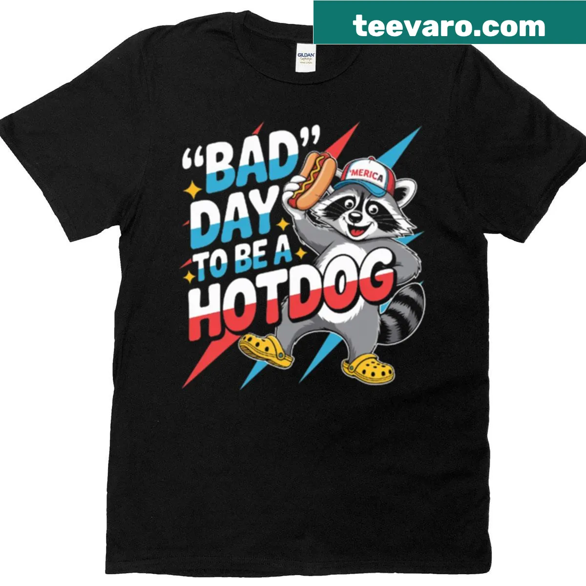 Funny raccoon graphic holding a hot dog for 4th of July — on a men's t-shirt