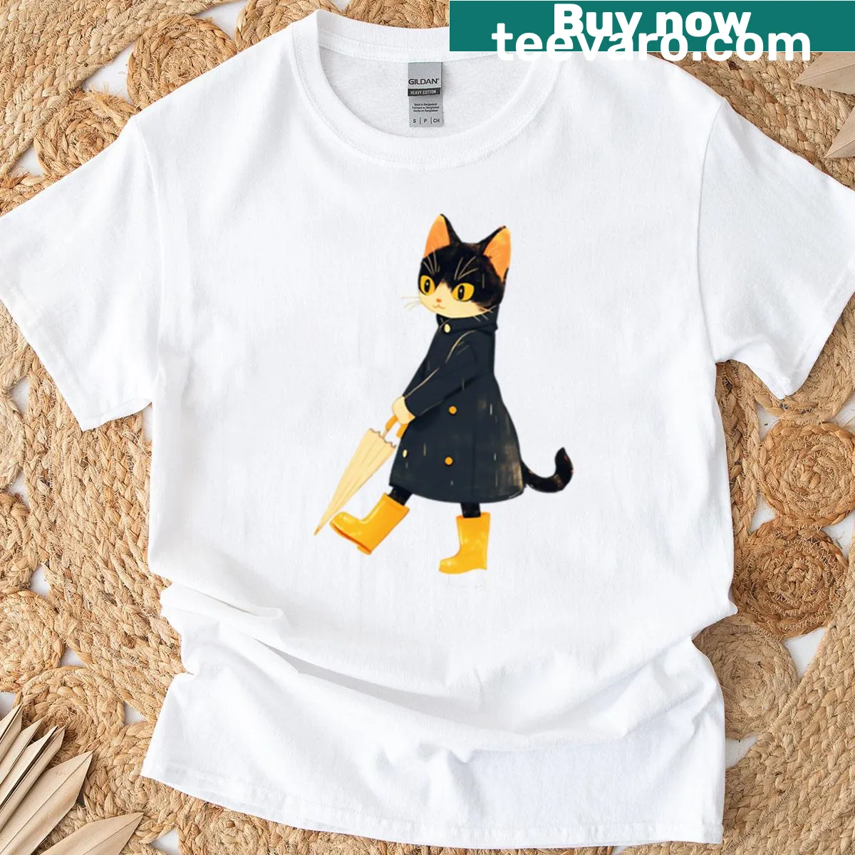 Charming t-shirt with an elegant black cat in a raincoat and umbrella — on a men's t-shirt