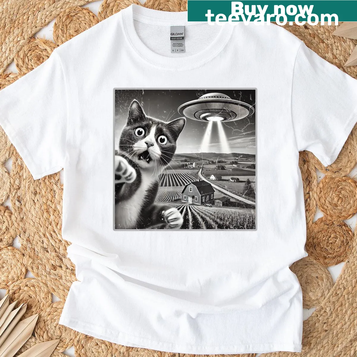 Vintage T-shirt with a cat selfie with an alien and UFO graphic — on a men's t-shirt
