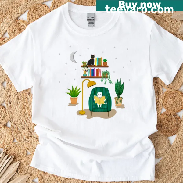 Oversized t-shirt with an illustration of a cat reading a book