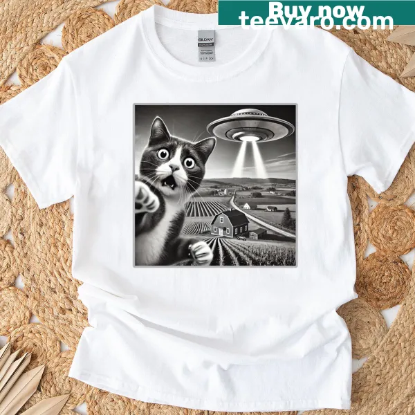 Funny t-shirt with a cat selfie and alien UFO