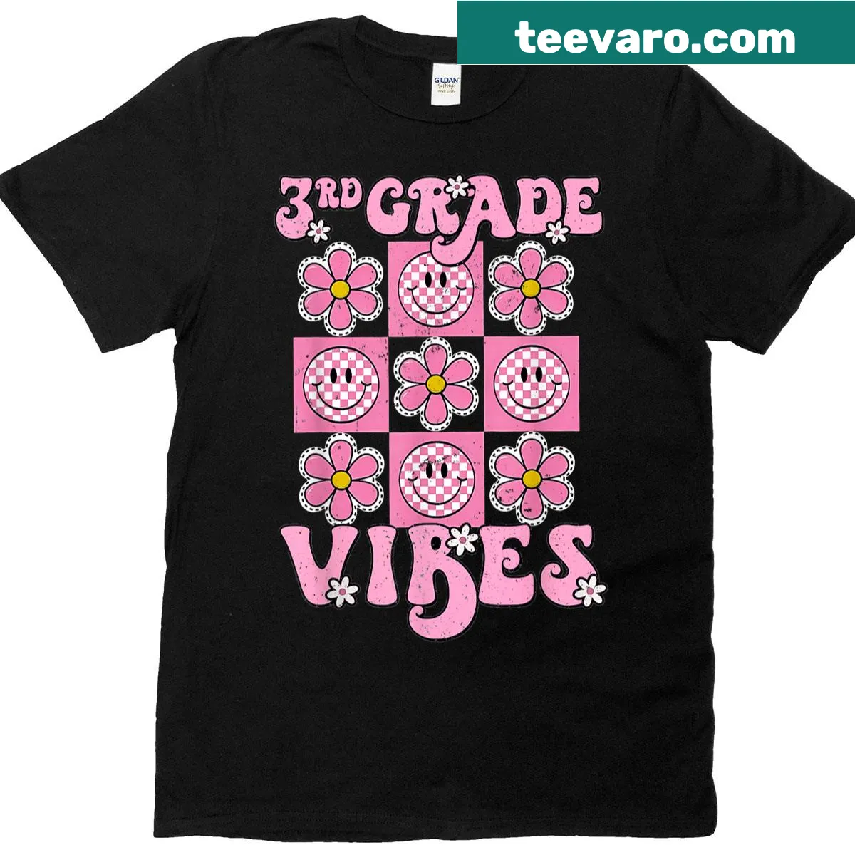 Cute T-shirt for third grade teachers with a smiley face for kids — on a men's t-shirt
