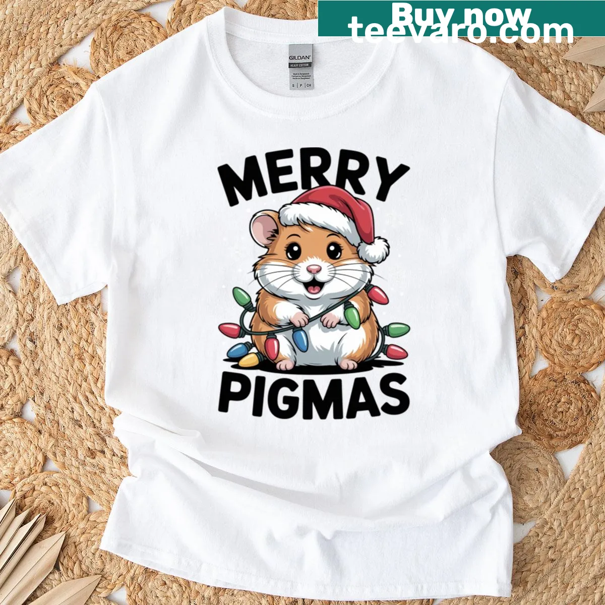 Cartoon guinea pig in a Santa hat with 'Merry Pigmas' text for Christmas. — on a men's t-shirt
