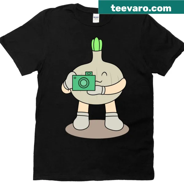 T-shirt with 'Garlic Photographer' text showcasing creativity.