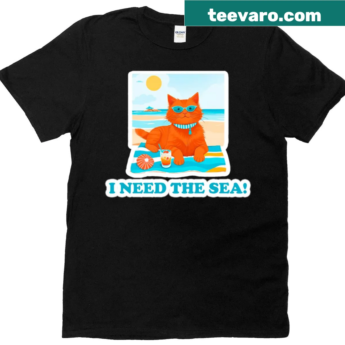 Cute oversized T-shirt with a red cat on the beach — on a men's t-shirt