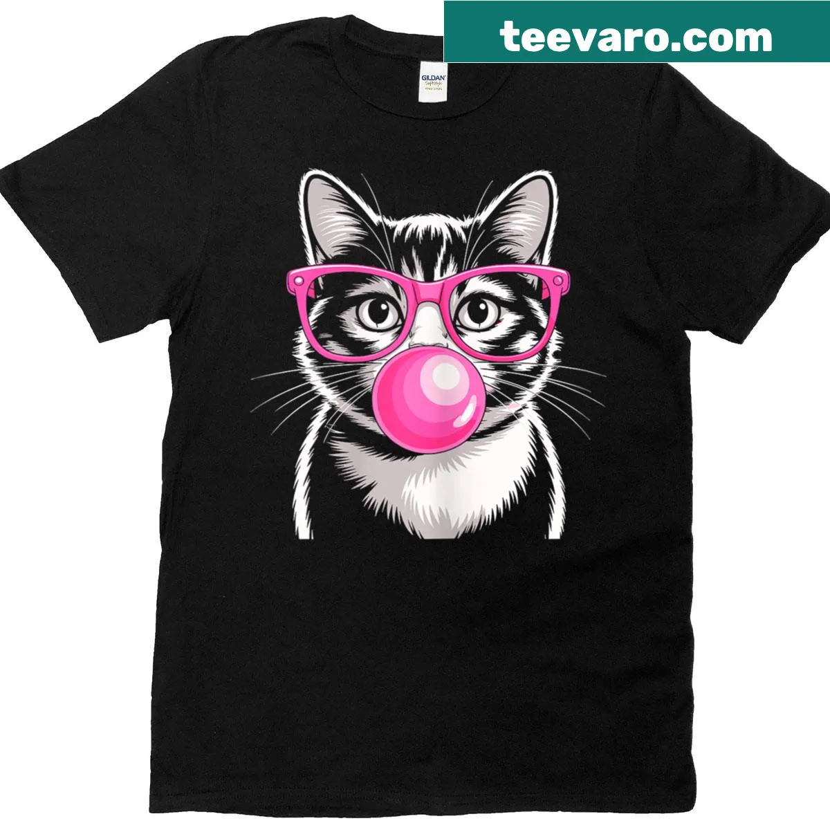 Cute cat blowing bubblegum with pink glasses illustration t-shirt — on a men's t-shirt