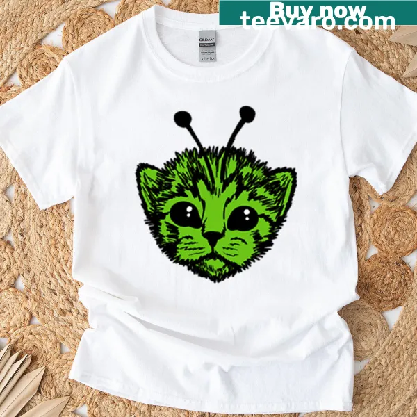 Oversized T-shirt with a cute alien kitty illustration