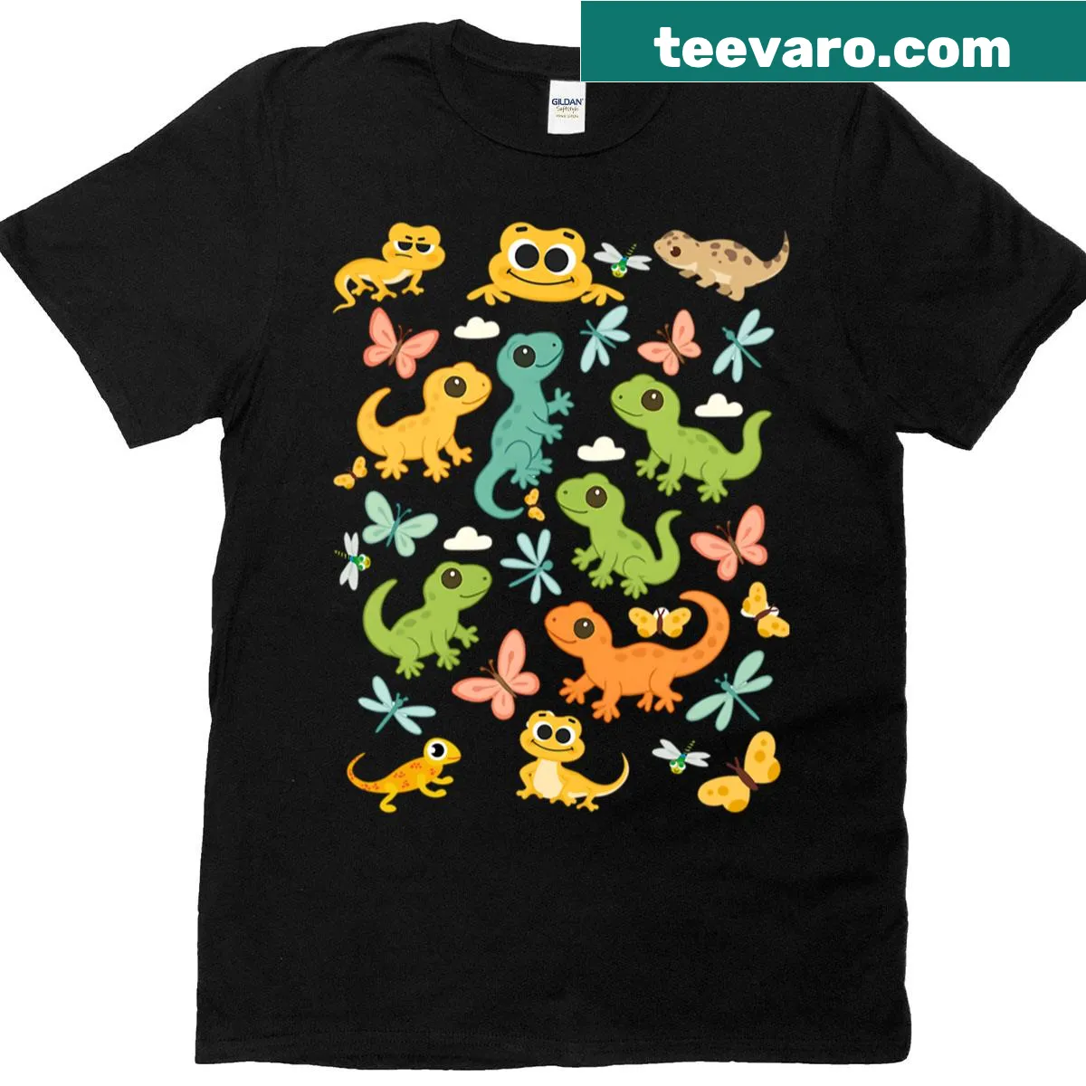 Illustration of geckos, butterflies, and dragonflies on oversized shirt — on a men's t-shirt