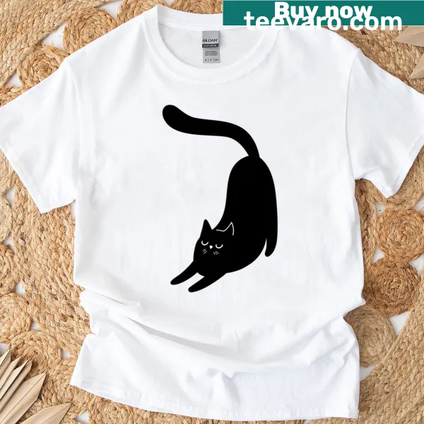 Relaxed t-shirt with a playful illustration of a black cat