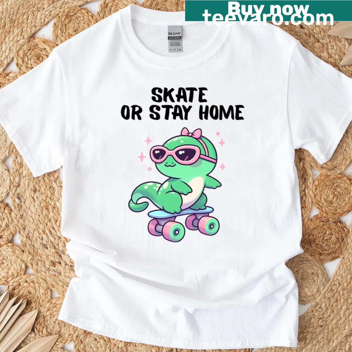Kawaii lizard on roller skates in a retro design on oversized t-shirt — on a men's t-shirt